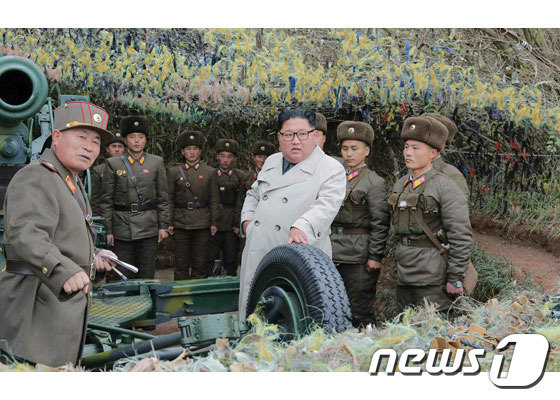 김정은 북한 국무위원장이 서부전선에 위치한 창린도 방어대를 시찰했다고 노동당 기관지 노동신문이 25일 보도했다. (노동신문)© 뉴스1