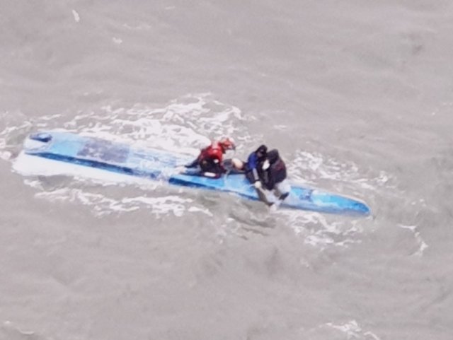 25일 오전 7시 57분경 전북 군산시 옥도면 비안도 남서쪽 7.4km 해상에서 연락이 두절된 양식장 관리선이 전복된 채 발견됐다. 사진=군산해양경찰서 제공