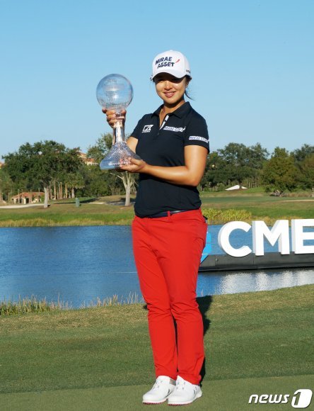 김세영(26·미래에셋)이 25일(한국시간) 미국 플로리다주 네이플스의 티뷰론 골프클럽에서 열린 미국여자프로골프(LPGA)투어 시즌 최종전 CME 그룹 투어 챔피언십에서 우승한 후 트로피를 들어보이고 있다. (LPGA 제공) 2019.11.25/뉴스1