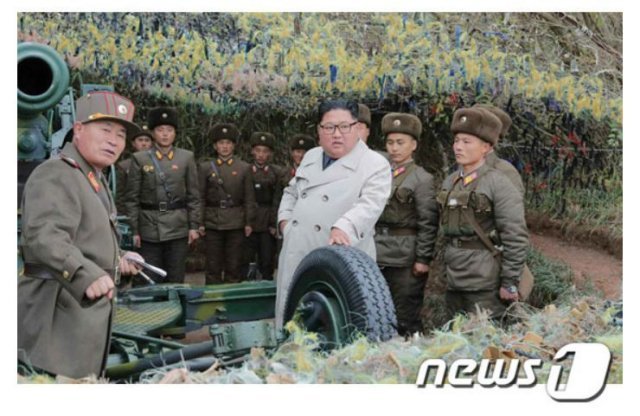 김정은 북한 국무위원장이 서부전선에 위치한 창린도 방어대를 시찰했다고 노동당 기관지 노동신문이 25일 보도했다. (노동신문)© 뉴스1