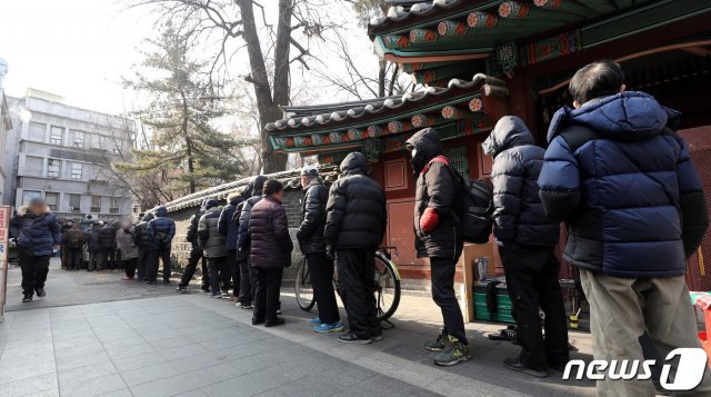 서울 종로구 탑골공원 인근 사회복지원각 노인무료급식소 앞에 어르신들이 식사를 하기 위해 줄지어 서 있다. © News1