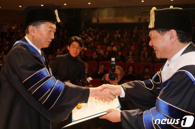 하토야마 유키오 전 일본 총리(왼쪽)가 25일 오전 경기도 용인 단국대학교 죽전캠퍼스에서 명예 정치학 박사 학위를 수여받고 있다. 2019.11.25/뉴스1 © News1