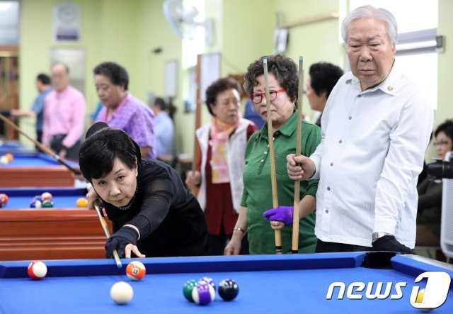 경기도 수원시 권선구 버드내노인복지관에서 어르신들이 포켓볼을 치며 여가 생활을 즐기고 있다. 2018.10.1/뉴스1 © News1