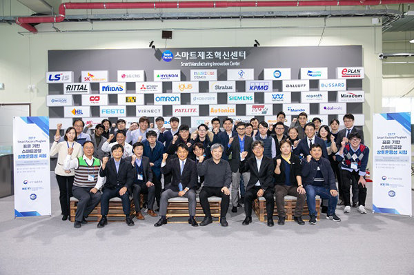 TUV SUD Korea, 전자부품연구원, 국가기술표준원 관계자 및 OPC UA 공급사 단체사진.