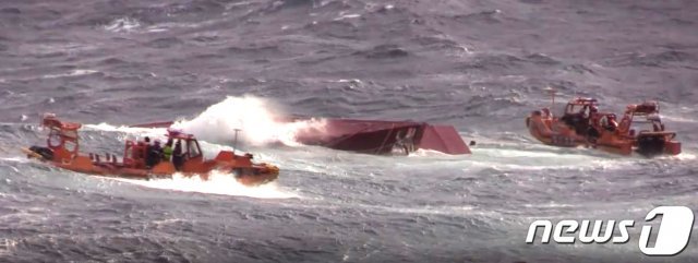 25일 제주 마라도 남서쪽 해상에서 장어잡이 어선 창진호(24톤·통영선적)가 전복돼 제주해경이 사고해역에서 승선원 구조에 나서고 있다. 현재까지 승선원 14명 중 13명이 구조됐으나 3명은 숨졌으며, 실종자 1명은 수색 중이다.(제주해양경찰청 제공) © News1