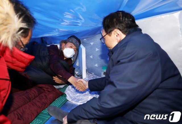 이해찬 더불어민주당 대표가 25일 서울 청와대 분수대 앞에서 단식농성중인 황교안 자유한국당 대표를 찾아 손을 맞잡고 있다. 2019.11.25/뉴스1 © News1