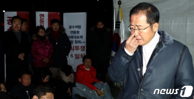 홍준표 전 자유한국당 대표가 25일 서울 청와대 분수대 앞에서 단식농성 중인 황교안 자유한국당 대표를 찾아 면담을 마친 뒤 천막에서 나와 취재진과 인터뷰를 하고 있다. 2019.11.25/뉴스1 © News1