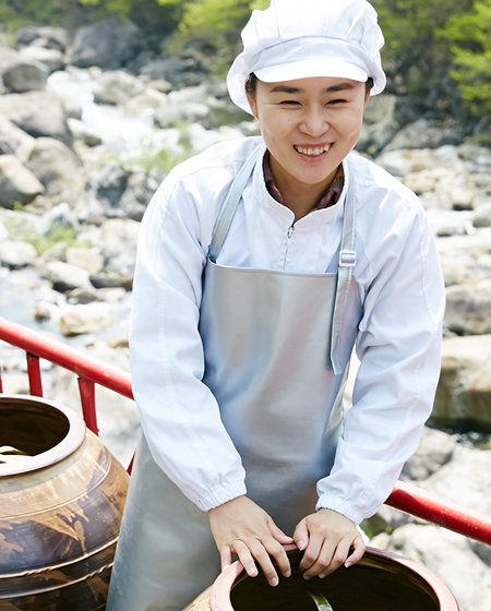 김미선 지리산피아골식품 대표가 장을 담그면서 포즈를 취하고 있다.
