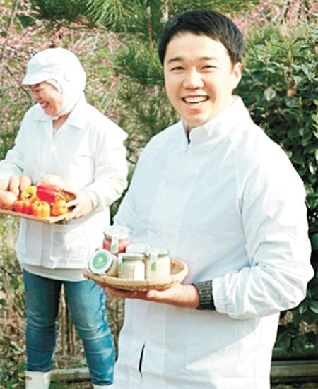 오천호 에코맘 산골이유식 대표가 재료를 살펴보고 있다. 농림축산식품부제공