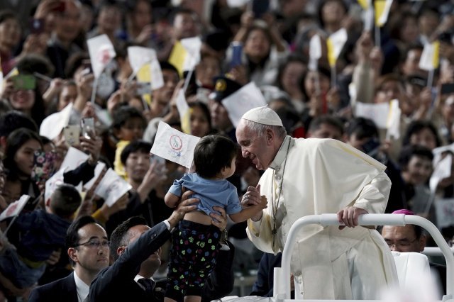 25일 오후 일본 도쿄돔을 찾은 프란치스코 교황이 미사를 집전하기에 앞서 오픈카에 올라 신도 5만 여 명 사이를 움직이며 인사를 나누고 있다. 도쿄=AP 뉴시스