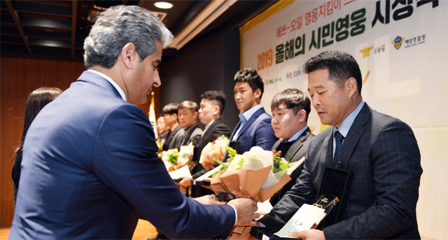 후세인 알 카타니 에쓰오일 최고경영자(CEO·왼쪽)가 25일 서울 마포구 에쓰오일 본사에서 올해의 시민 영웅들에게 시상하고 있다. 에쓰오일 제공