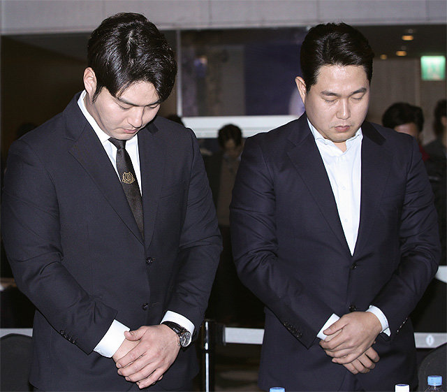 키움 박병호(왼쪽)와 NC 양의지가 25일 열린 프로야구 시상식에서 이틀 전 사고로 세상을 떠난 한화 김성훈을 기리며 묵념을 하고 있다. 뉴스1