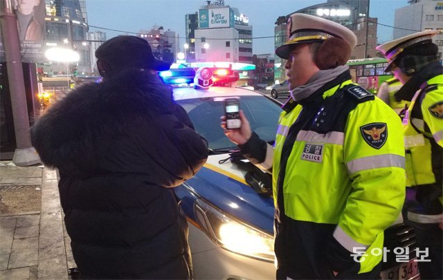 서울 서초구의 한 도로에서 경찰관이 음주운전을 한 것으로 의심되는 운전자의 혈중알코올농도를 측정하고 있다. 동아일보DB