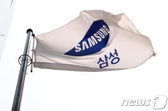 서울 서초구 삼성전자 서초사옥에 걸린 깃발이 바람에 펄럭이고 있다. © News1
