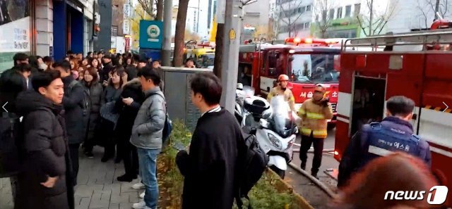 25일 오후 서울 종로구 견지동의 한 빌딩에서 불이 나 안에 있던 시민들이 밖으로 대치하고 있다.(종로소방서 제공) © 뉴스1