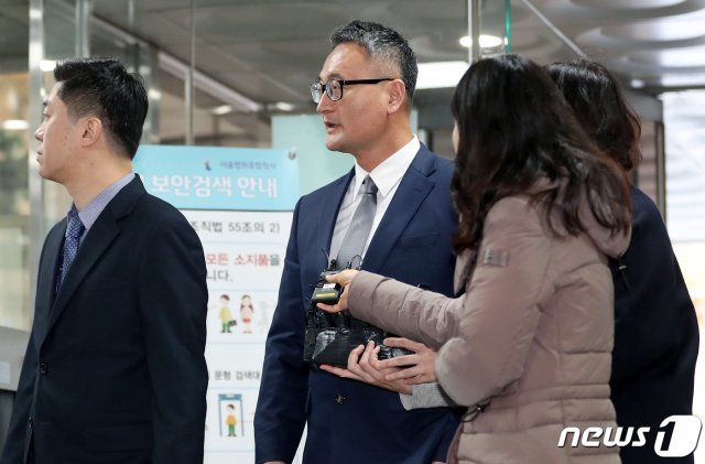 뇌물수수 혐의를 받고 있는 이동호 전 고등군사법원장이 구속 전 피의자 심문(영장실질심사)을 받기 위해 21일 서울중앙지방법원에 출석하고 있다. © News1