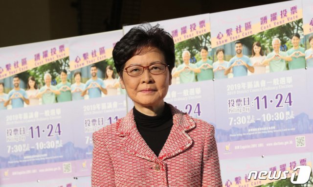 24일 오전 캐리 람 홍콩 행정장관이 홍콩 레이몬디 중학교에서 투표를 했다. 2019.11.24/뉴스1 © News1
