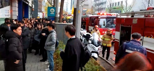 25일 오후 서울 종로구의 한 빌딩에서 불이 나 안에 있던 시민들이 밖으로 대피하고 있다. 사진=서울 종로소방서 제공