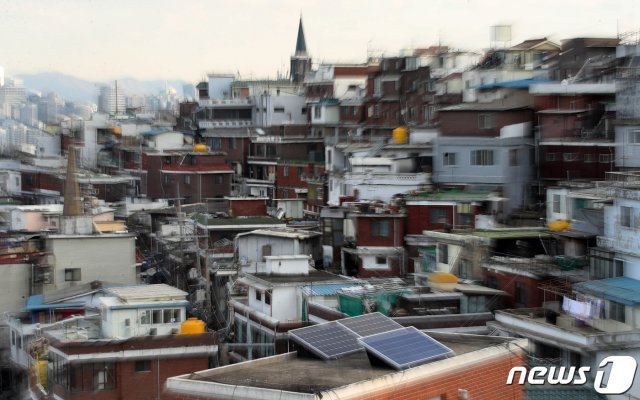 국토교통부와 서울특별시는 서울 용산구 한남3구역 재개발 사업에 대한 현장점검 결과 다수의 법 위반 사안이 발견돼 정비사업 입찰에 참여한 3개 건설사를 수사의뢰하고 시공사 선정 입찰을 무효화할 방침이라고 26일 밝혔다. 조사 결과 ‘도시 및 주거환경정비법’ 등 현행법령 위반 소지가 있는 20여건을 적발했다. 사진은 26일 오후 역대 최대 규모 재개발 사업으로 꼽히는 한남 3구역 전경. © News1