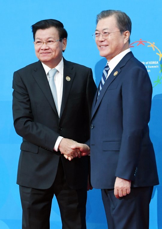 26일 오전 부산 벡스코에서 열린 2019 한-아세안 특별정상회의에서 문재인 대통령(오른쪽)의 영접을 받고 있는 시술리트 라오스 총리. 뉴시스