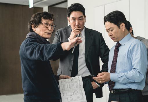 영화 ’블랙머니’의 연출자인 정지영 감독(왼쪽)과 주연 조진웅(가운데). 사진제공｜에이스메이커무비웍스
