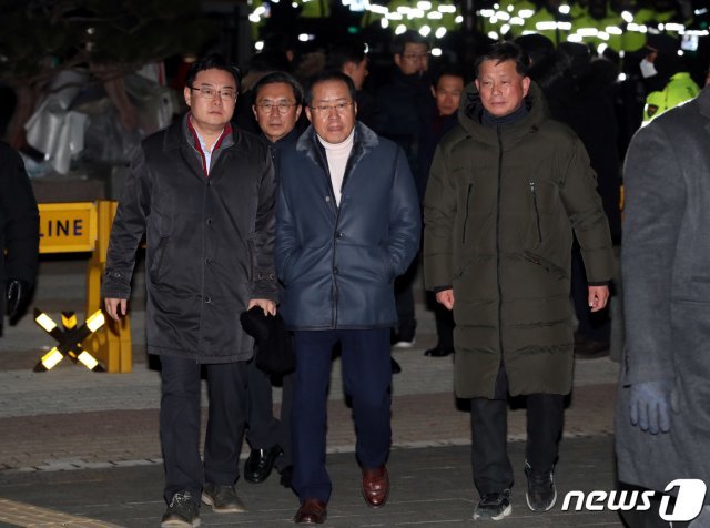 홍준표 전 자유한국당 대표가 25일 서울 청와대 분수대 앞에서 단식농성 중인 황교안 자유한국당 대표와의 면담을 위해 천막으로 향하고 있다. 2019.11.25/뉴스1 © News1 박정호 기자