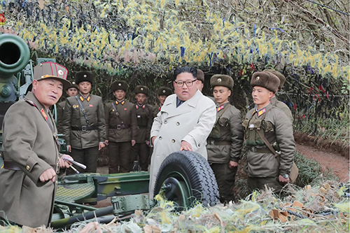 김정은 북한 국무위원장은 남북관계의 문을 닫고 군부대 방문 등 도발적인 행동에 나서고 있다. 황해도 남단 창린도 방어부대를 시찰하는 모습. 사진출처 노동신문