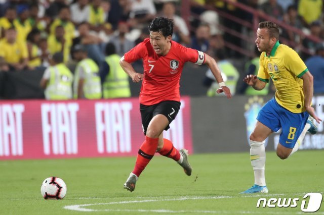 대한민국 축구대표팀 손흥민이 19일 오후(현지시간) 아랍에미리트 아부다비 모하메드 빈 자예드 스타디움에서 열린 브라질과의 평가전에서 상대문전을 향해 드리블 돌파를 하고 있다.© News1