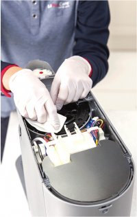 LG전자 케어솔루션 매니저가 정수기 위쪽의 커버를 열어 내부 부품을 꼼꼼하게 점검한다.
