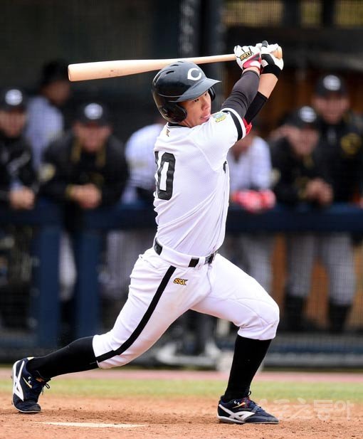 기장군이 주최하고 (주)오투에스앤엠과 부산광역시야구소프트볼협회, 스포츠동아가 주관하는 '2019 기장 국제야구 대축제'가 27일 부산시 기장군 기장현대차드림볼파크에서 열렸다. 부산고와 상원고의 경기에서 8회말 1사에서 상원고 박지홍이 3루타를 날리고 있다. 기장｜김민성 기자 marineboy@donga.com