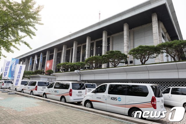 서울 여의도 KBS본관 앞에 KBS차량이 주차돼 있다.  2017.9.3/뉴스1 © News1