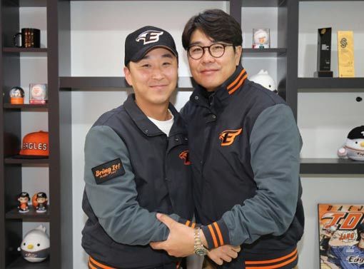 한화 정우람(왼쪽)과 단장 정민철. 사진제공｜한화 이글스