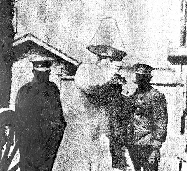강우규 의사가 1920년 4월 14일 경성지방법원 법정으로 얼굴이 가려진 채 들어서고 있다. 동아일보DB