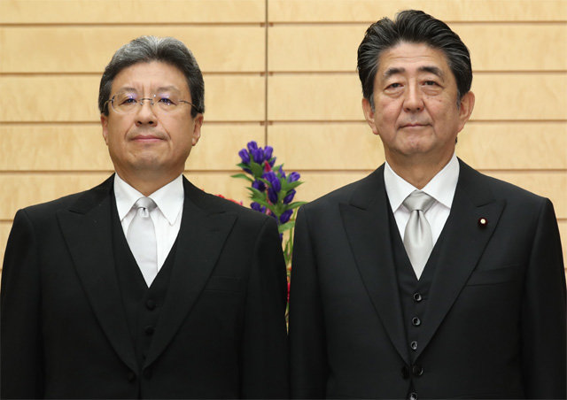 아베 신조 일본 총리(오른쪽)와 최측근 이마이 다카야 보좌관. 7월 일본의 반도체 수출 규제를 주도했던 이마이 보좌관은 최근 규제 재검토로의 방향 전환도 지휘한 것으로 알려졌다. 아사히신문 제공