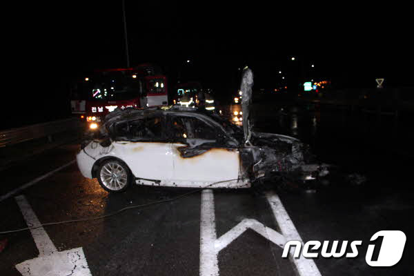 9일 오전 전남 순천시 해룡면 자동차 전용 도로에서 A씨(37)의 BMW 차량이 전신주를 들이받아 화재가 발생해 소방당국이 사고 수습을 하고 있다. A씨는 경찰 음주 측정 결과 면허취소 수치로 측정됐다.(전남순천소방서 제공)  © News1