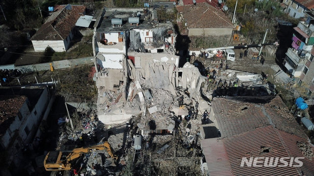 26일(현지 시간) 알바니아에서 규모 6.4 강진이 발생해 해안 도시 투마니에서 구조 작업이 펼쳐지고 있다. 사진=AP/뉴시스