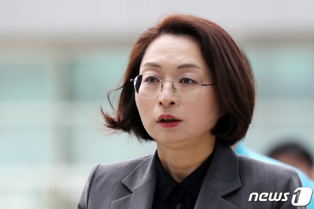 정치자금법 위반 혐의로 기소돼 1심에서 벌금 90만원을 선고받은 은수미 성남시장이 28일 열린 항소심 2차 공판에서도 무죄를 주장했다. 사진은 지난 10월17일 수원고법에서 열린 항소심 첫 공판에 출석하는 은 시장의 모습.  © News1