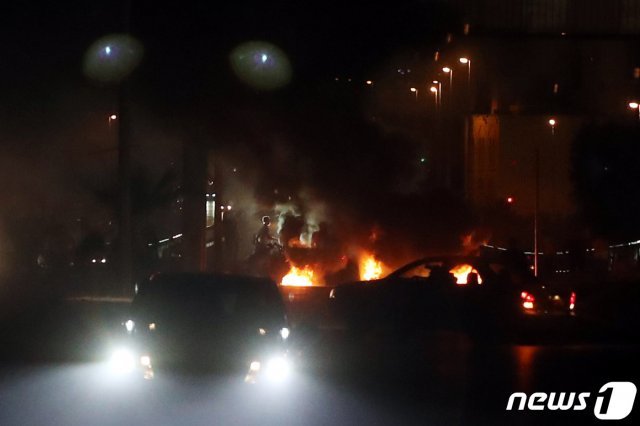 레바논 베이루트 국제공항에서 시내로 진입하는 도로가 시위대가 쌓아 태운 타이어 불길에 막혀 있다.2019.11.14/뉴스1 © News1