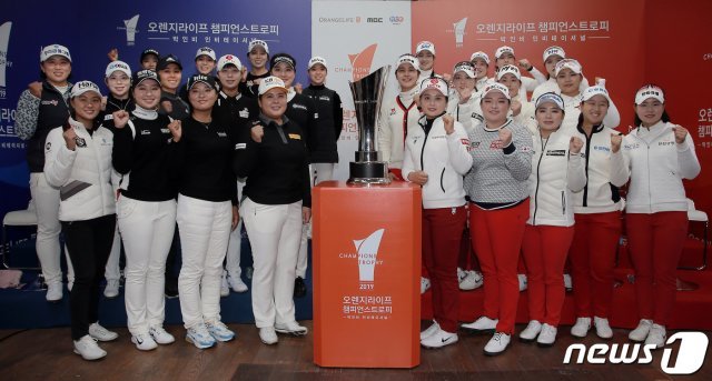 2019 오렌지라이프 챔피언스 트로피 박인비 인비테이셔널 대회에 출전하는 LPGA팀과 KLPGA팀 선수들이 27일 대회장인 경북 경주시 블루원 디아너스 CC에서 조편성을 마친 후 기념촬영을 하고 있다. (챔피언스 트로피 대회조직위원회 제공) 2019.11.27/뉴스1 © News1