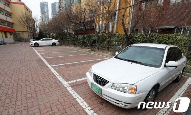 한 초등학교 주차장에  차량이 주차되어  있는 모습(사진은 기사와 직접적인 관련 없음)/뉴스1 DB© News1