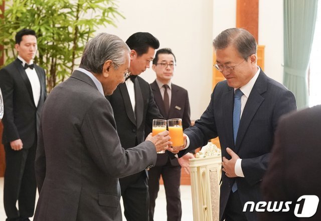 문재인 대통령과 마하티르 빈 모하맛 말레이시아 총리가 28일 청와대에서 열린 환영 오찬에서 건배하고 있다. (청와대 제공) 2019.11.28/뉴스1