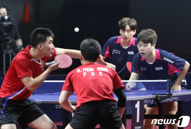 27일(현지시간) 러시아 블라디보스토크에서 열린 ‘이스턴 챔피언스컵 2019’에서 서울팀 서정화, 최원진 선수(남색 유니폼)와 평양팀 로현성, 김형진 선수(빨간색 유니폼)가 치열한 대결을 펼치고 있다. (이스턴 챔피언스컵 2019 제공) 2019.11.28/뉴스1