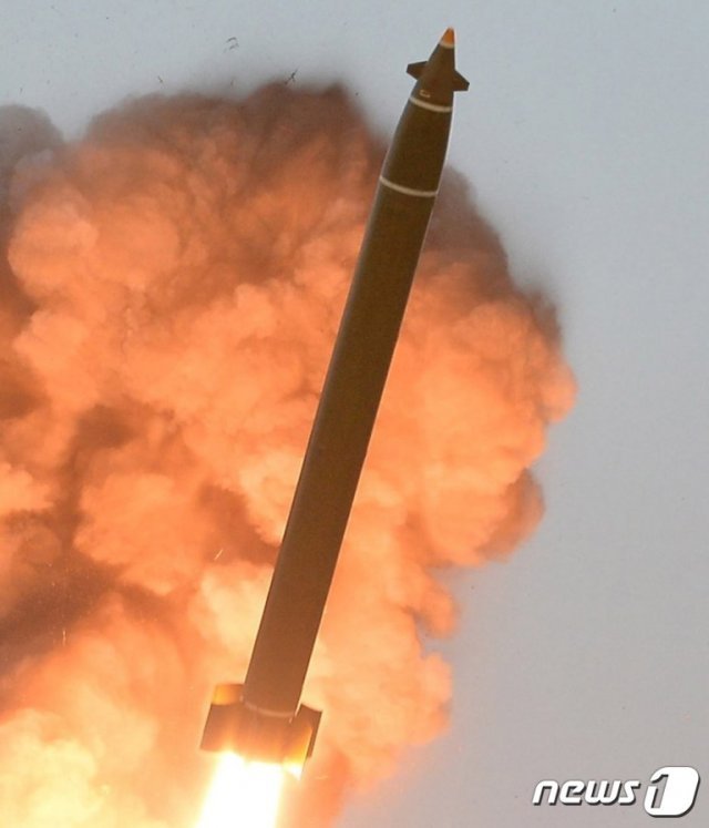 북한이 지난 9월10일 시험발사한 ‘초대형 방사포’(KN-25) (미 CSIS 미사일 방어 프로젝트 홈페이지 캡처) © 뉴스1
