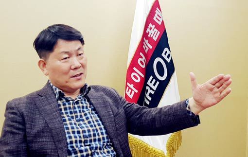 김정규 타이어뱅크 회장은 중소기업 최초로 2015∼2017 시즌 KBO리그 타이틀스폰서로 참여해 프로야구 관중 800만 시대를 
앞당겼으며, 다양하고 꾸준한 사회공헌 활동을 펼쳐 나눔 문화를 전파하는데 앞장서고 있다. 사진제공｜타이어뱅크