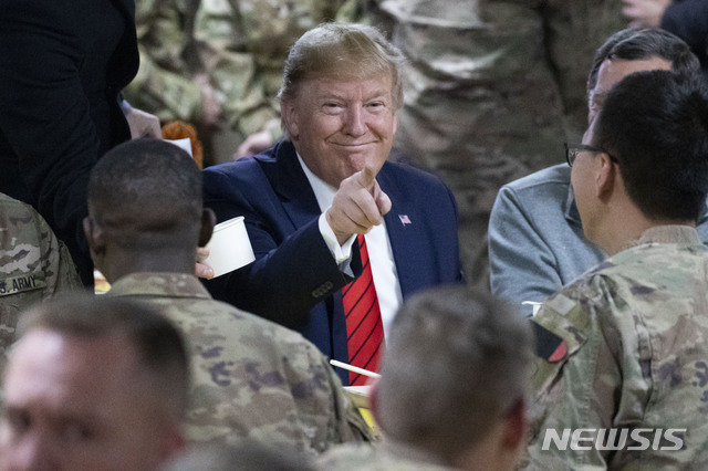 도널드 트럼프 미국 대통령이 28일(현지시간) 추수감사절을 맞아 아프가니스탄 수도 카불 인근 바그람 공군기지 
주둔 미군 부대를 깜짝 방문해 장병들과 식사하며 얘기하고 있다. 카불=AP/뉴시스