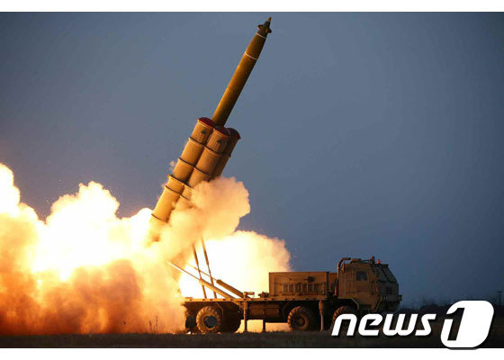 북한이 28일 오후 함경남도 연포 일대에서 발사한 발사체에 대해 ‘초대형 방사포 시험사격’이라고 29일 밝혔다. (노동신문)