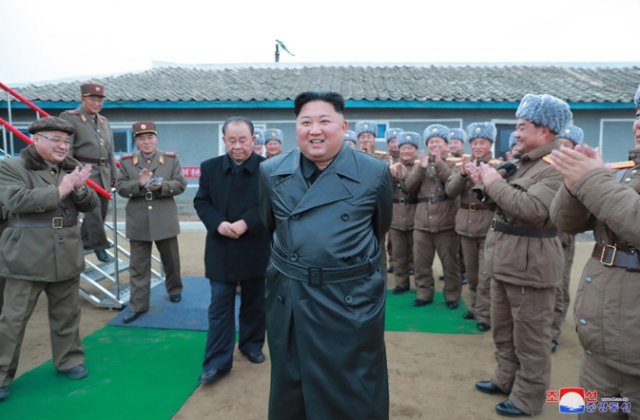 초대형방사포시험사격 참관하는 김정은 국무위원장. 조선중앙통신