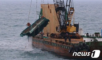 제주해경이 지난 22일 오전 제주시 차귀도 서쪽 해상에서 화재 발생 후 전복된 대성호의 선미부분을 인양하고 있다.(제주해양경찰청 제공) 2019.11.22 /뉴스1 © News1