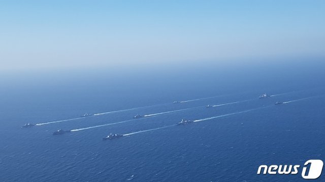 해군 왕건함(DDH-Ⅱ)을 비롯한 아세안확대국방장관회의(ADMM-Plus) 해양안보분과 연합해상훈련 참가국 함정들이 2일 부산 근해를 기동하고 있다. (해군 제공) 뉴스1