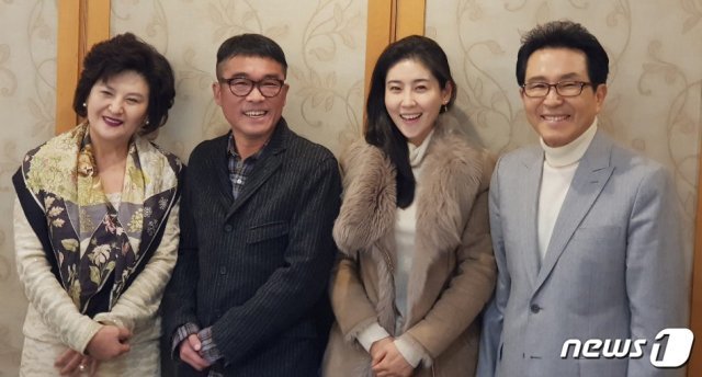 장지연 모친, 김건모, 장지연, 장욱조 목사(왼쪽부터) © 뉴스1